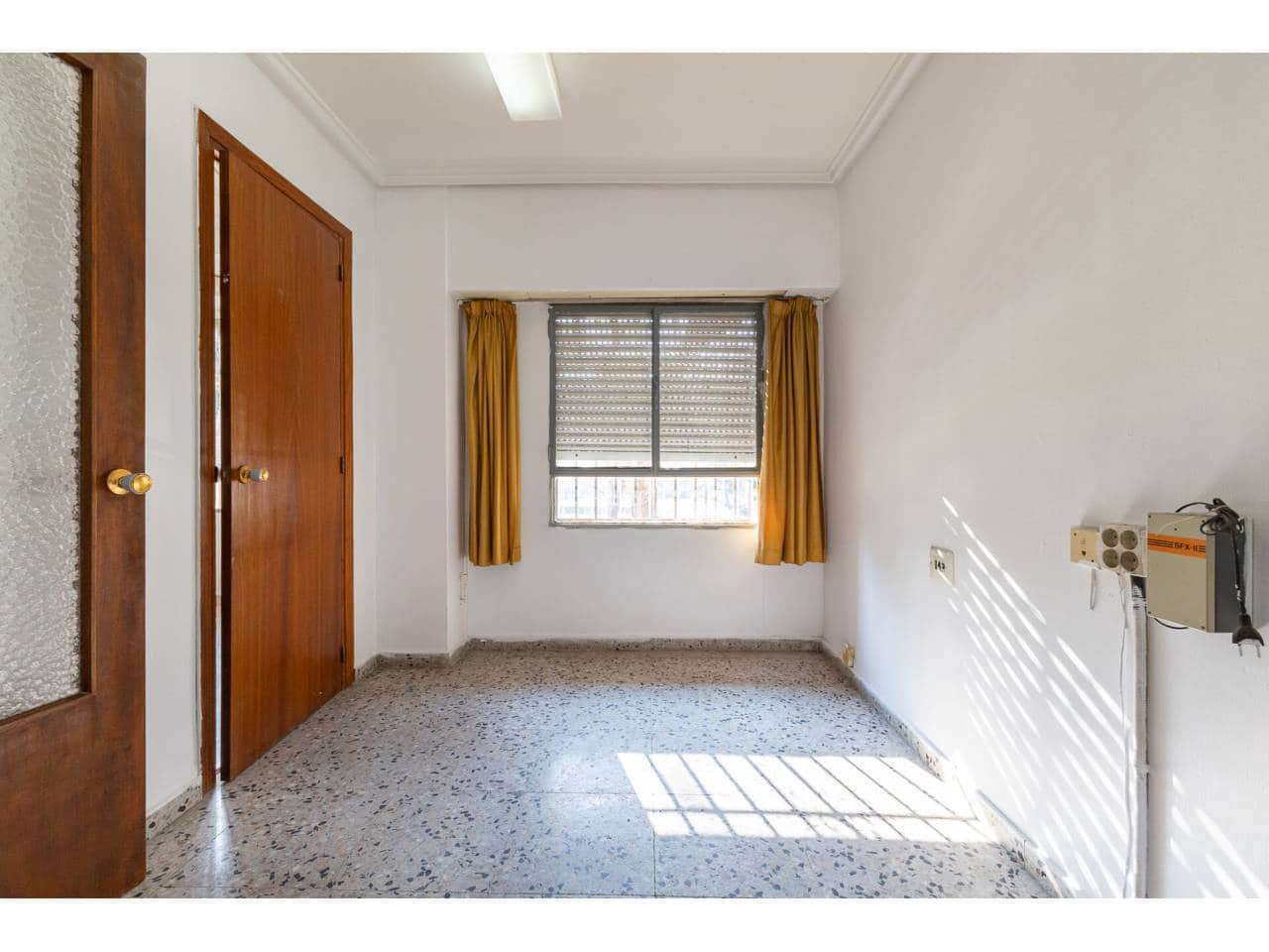 4 sovrum Lägenhet till salu i Valencia stad - 275 000 € (Ref: 9671036)