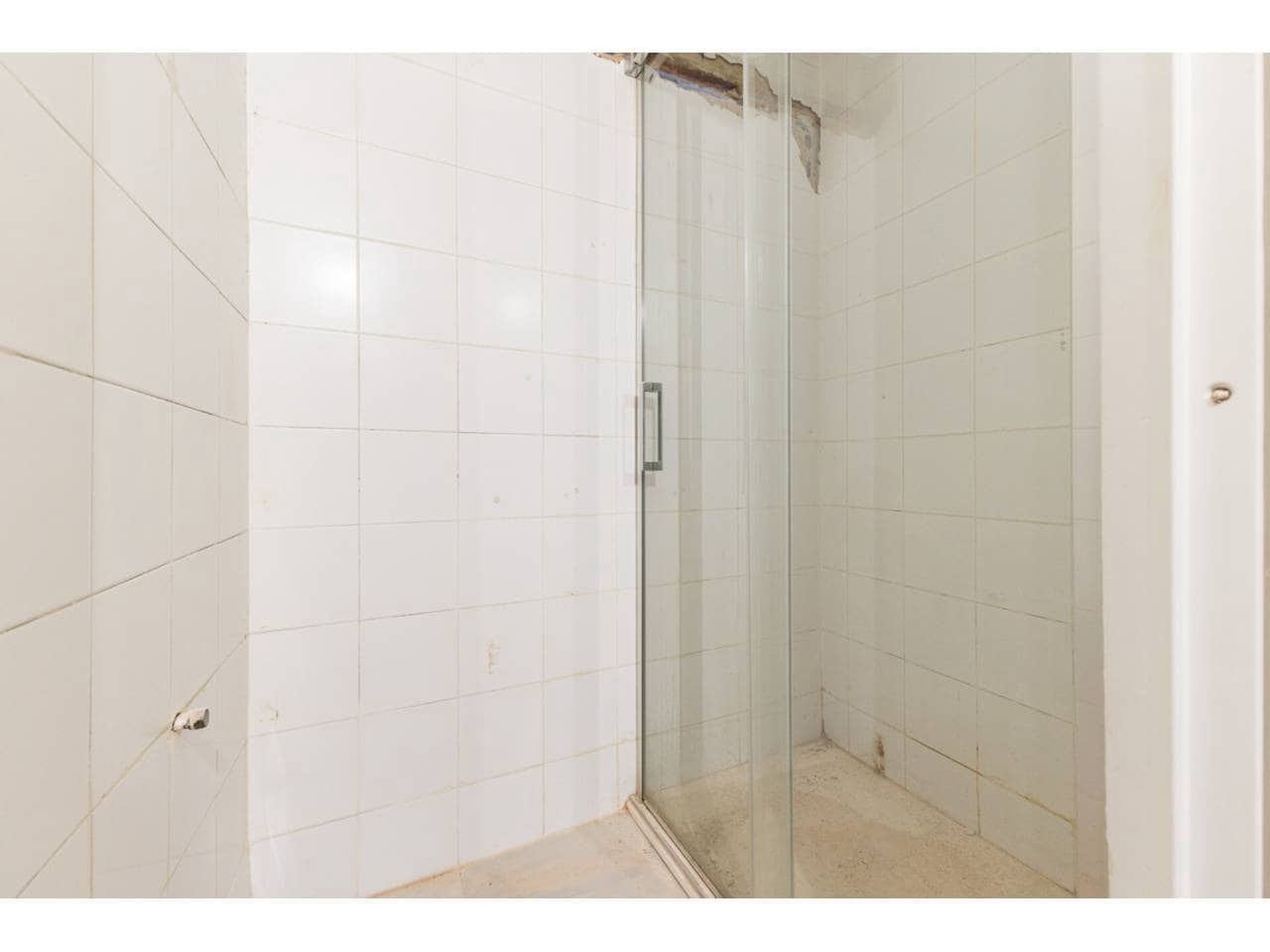 Local Comercial de 5 habitaciones en València ciudad en venta - 95.000 € (Ref: 9671047)