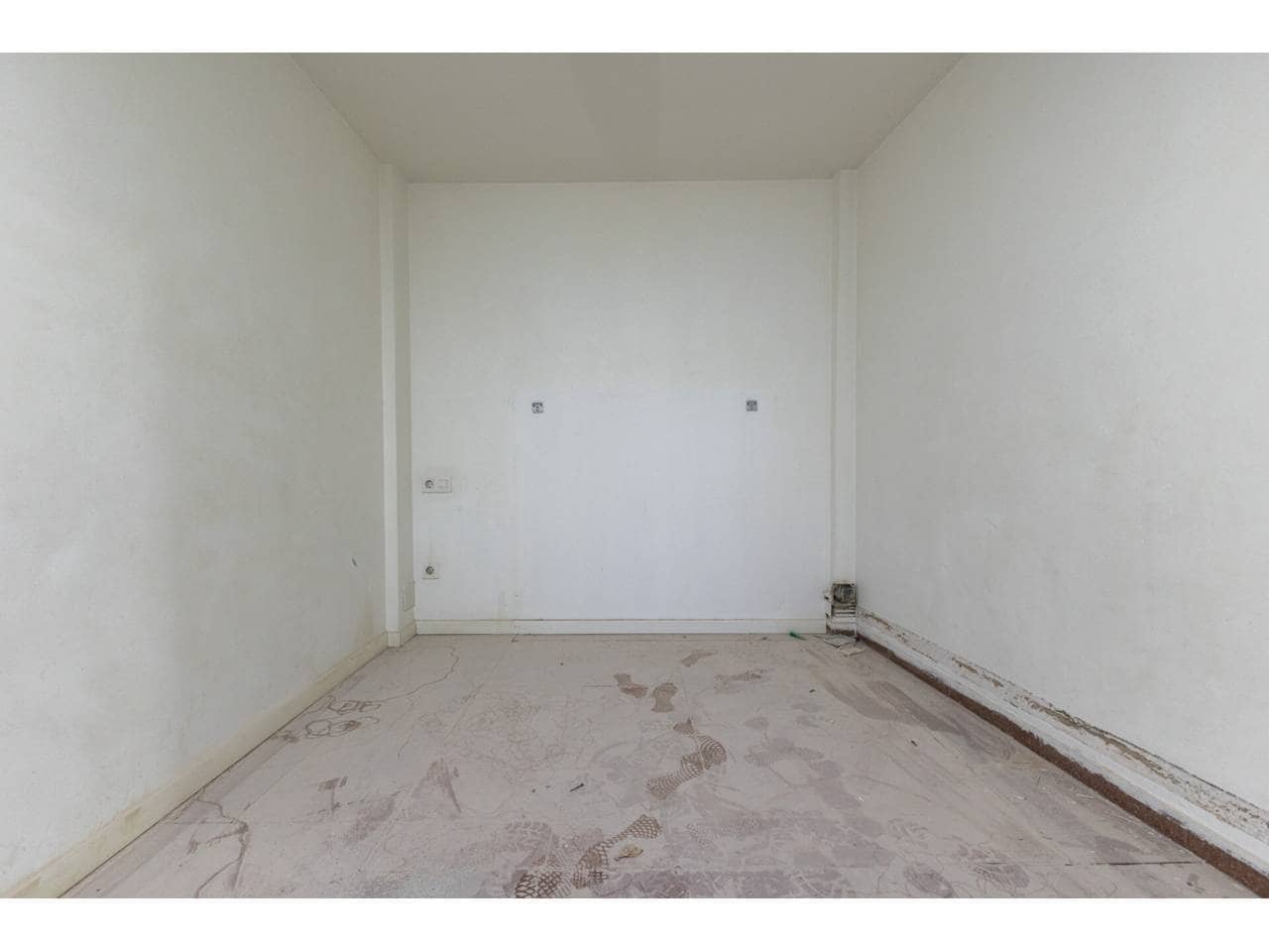 Local Comercial de 5 habitaciones en València ciudad en venta - 95.000 € (Ref: 9671047)