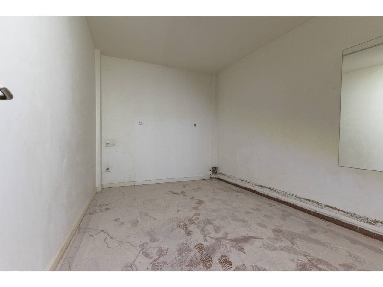 Local Comercial de 5 habitaciones en València ciudad en venta - 95.000 € (Ref: 9671047)