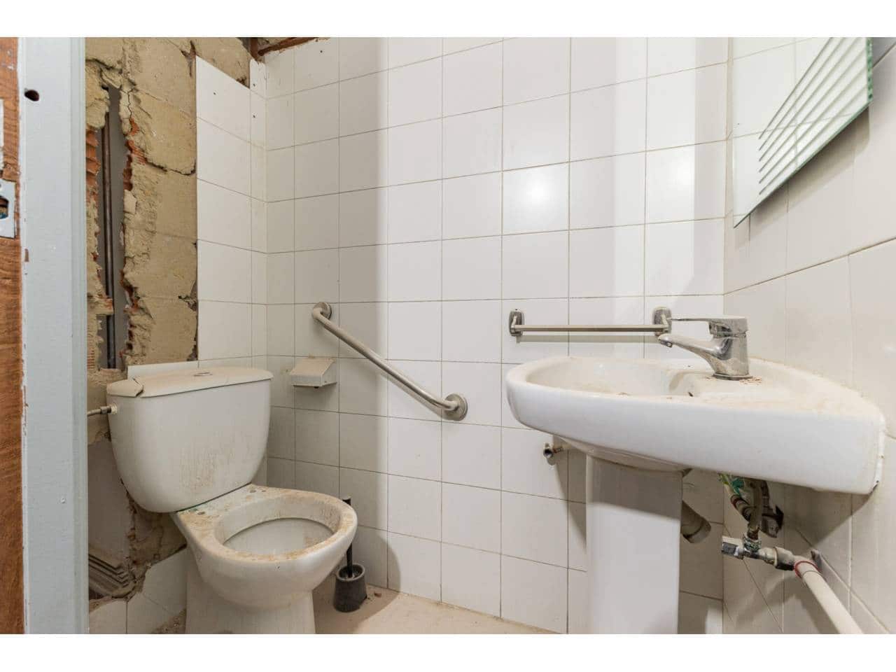 Local Comercial de 5 habitaciones en València ciudad en venta - 95.000 € (Ref: 9671047)