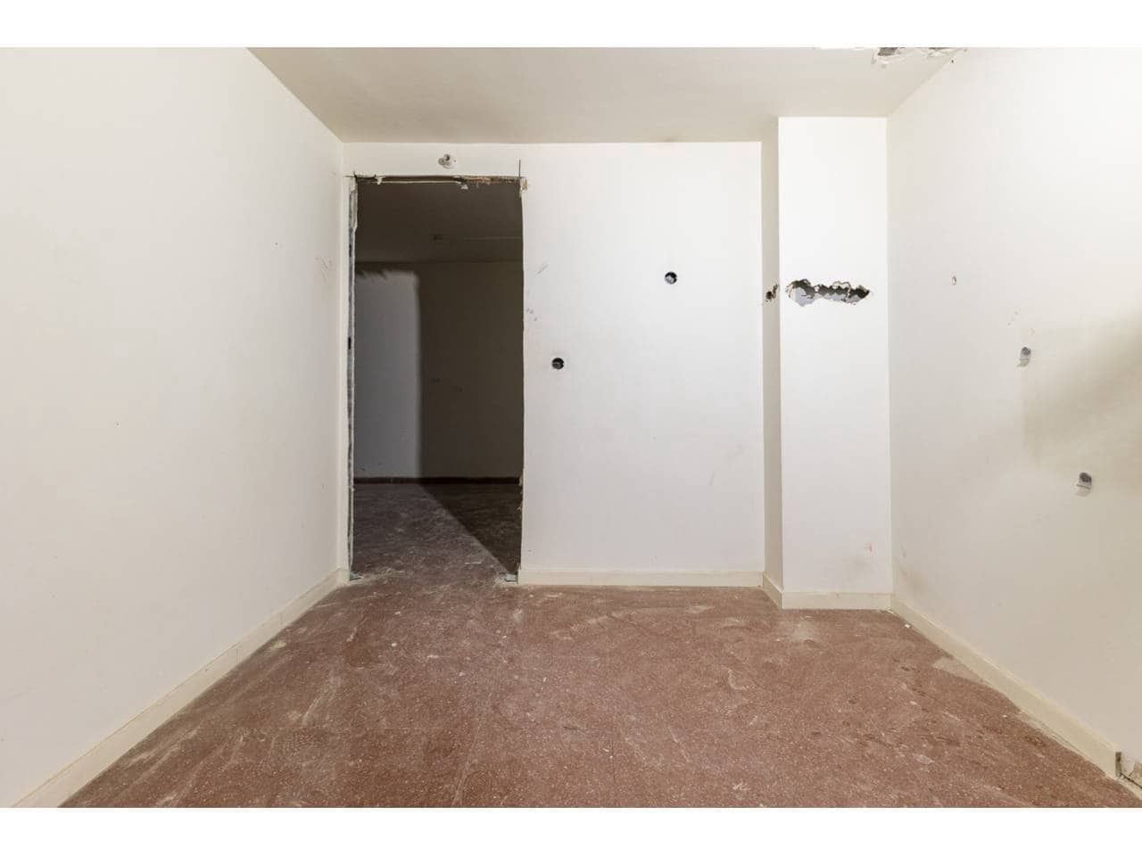 Local Comercial de 5 habitaciones en València ciudad en venta - 95.000 € (Ref: 9671047)