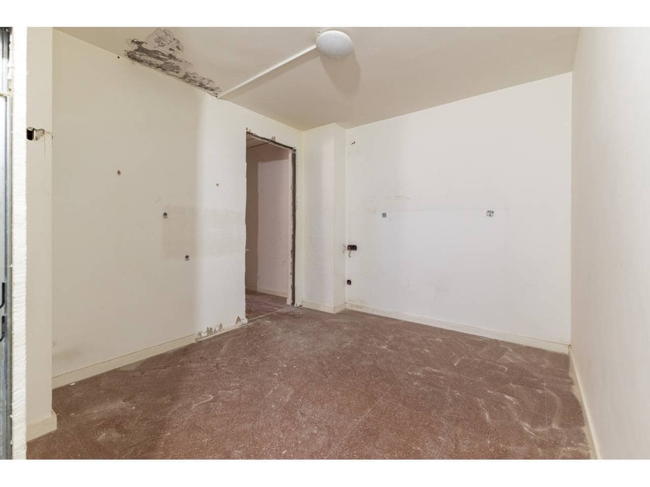 Local Comercial de 5 habitaciones en València ciudad en venta - 95.000 € (Ref: 9671047)