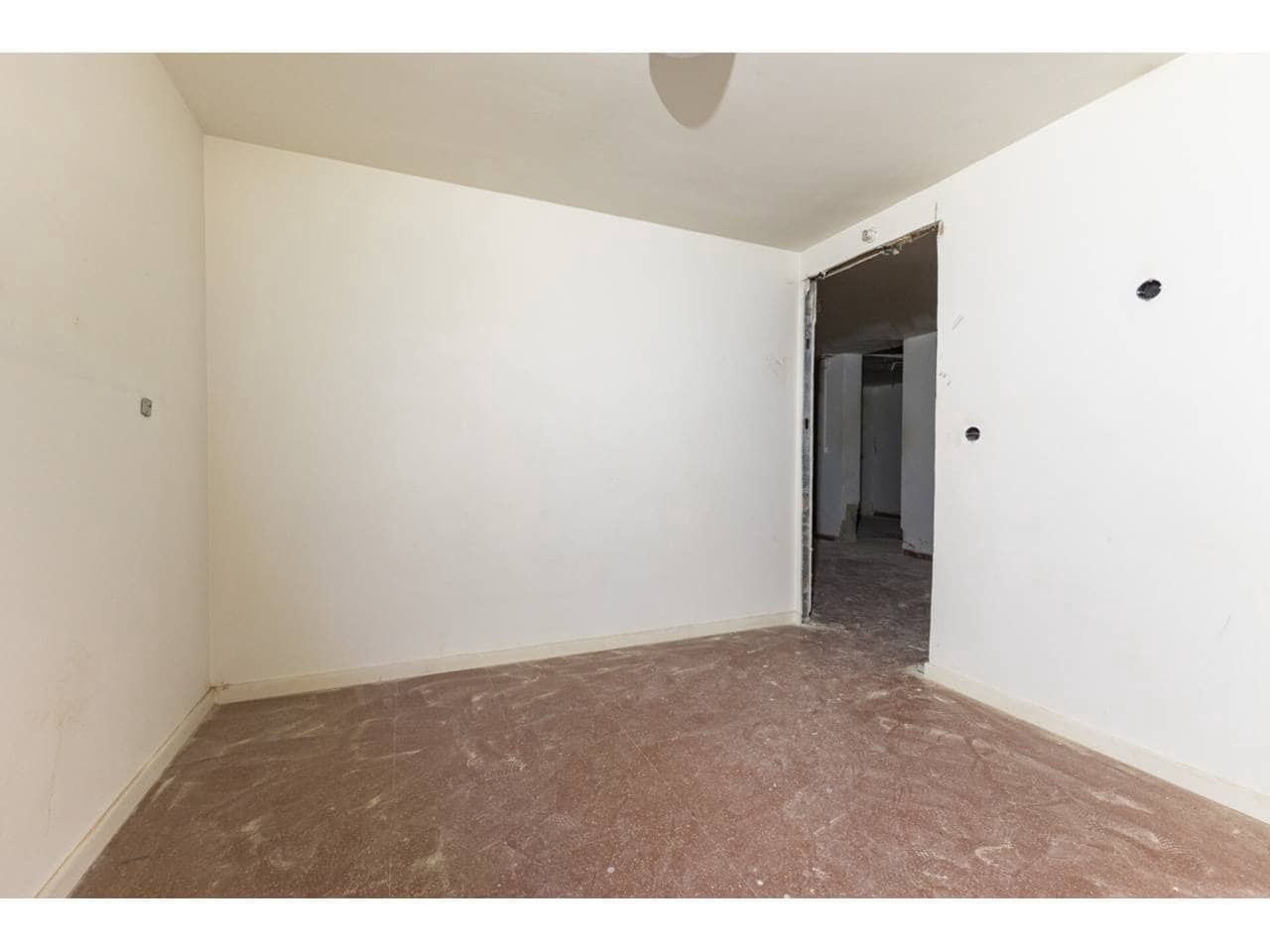 Local Comercial de 5 habitaciones en València ciudad en venta - 95.000 € (Ref: 9671047)