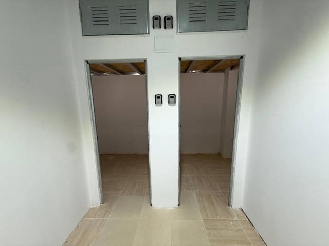 Local Comercial de 28 habitaciones en València ciudad en venta - 150.000 € (Ref: 9671056)