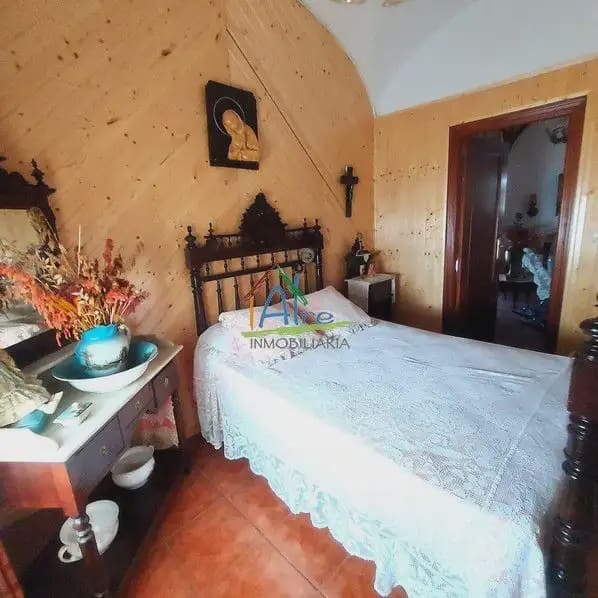 6 bedroom Townhouse for sale in Cala with garage - € 500,000 (Ref: 9784158)