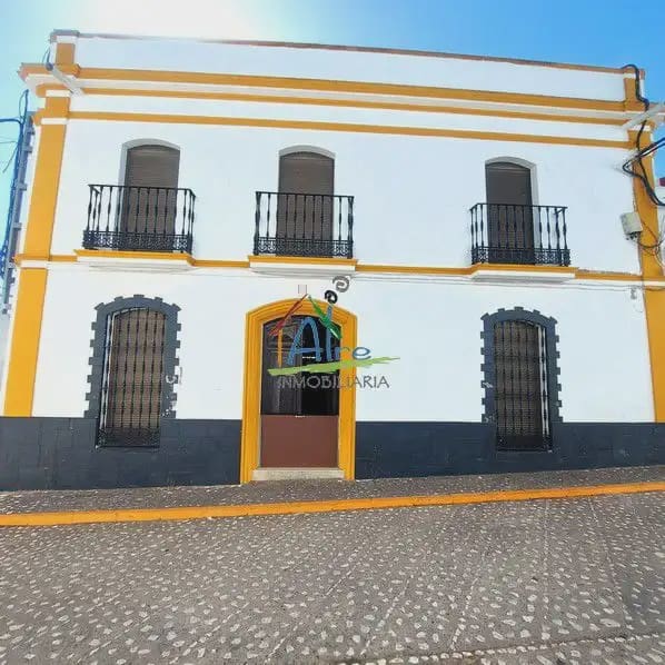 6 bedroom Townhouse for sale in Cala with garage - € 500,000 (Ref: 9784158)