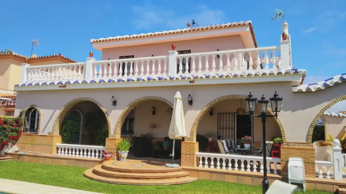 4 soveværelse Villa til salg i Almonte med swimmingpool garage - € 390.000 (Ref: 9784188)