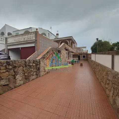 11 soveværelse Semi-Rækkehus til salg i Almonte med garage - € 400.000 (Ref: 9784202)