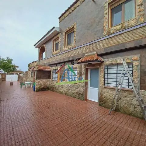 11 soveværelse Semi-Rækkehus til salg i Almonte med garage - € 400.000 (Ref: 9784202)