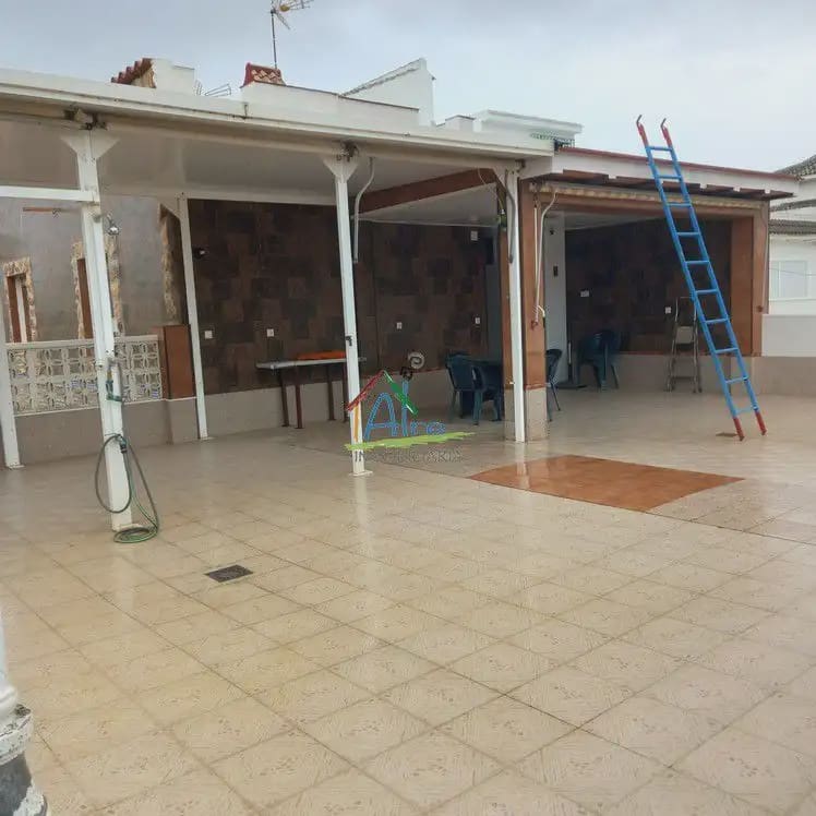 11 soveværelse Semi-Rækkehus til salg i Almonte med garage - € 400.000 (Ref: 9784202)