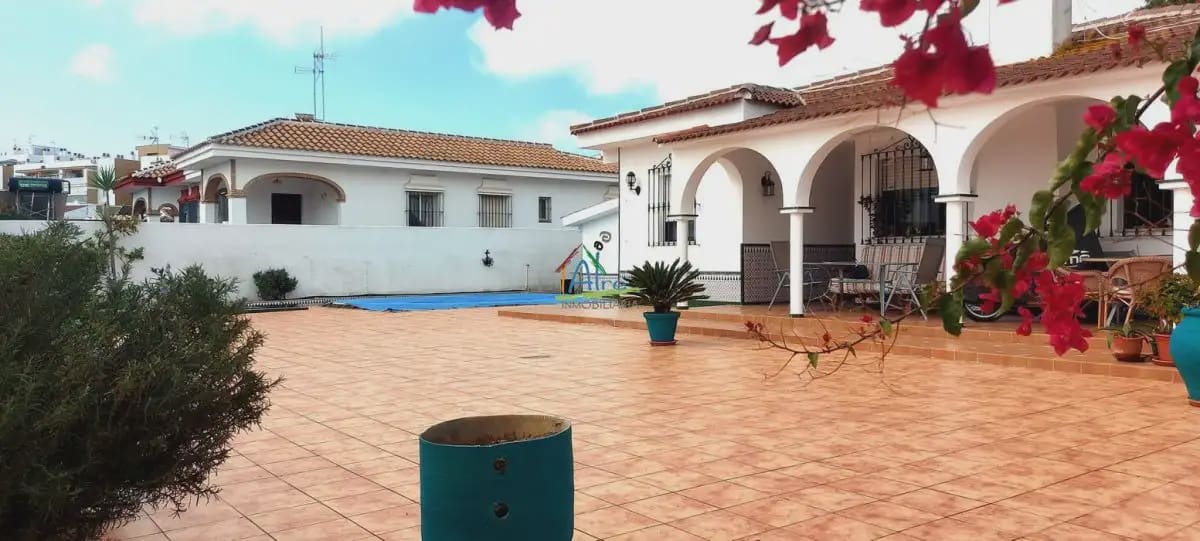 5 bedroom Villa for sale in Almonte with pool - € 420,000 (Ref: 9784209)