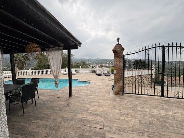 3 quarto Casa em Banda para venda em Vinuela com piscina garagem - 440 000 € (Ref: 9871946)