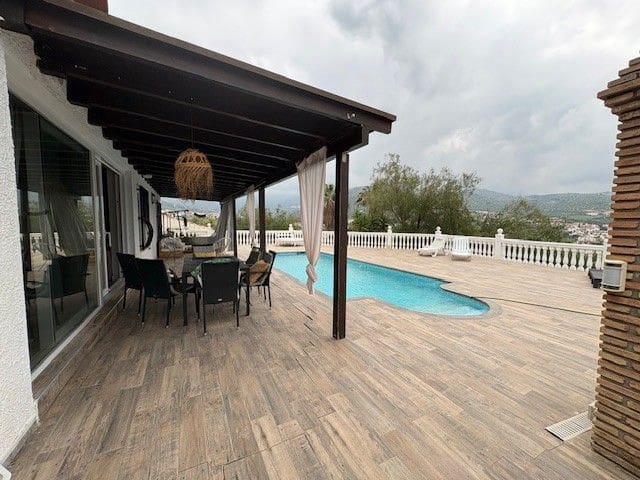 3 quarto Casa em Banda para venda em Vinuela com piscina garagem - 440 000 € (Ref: 9871946)
