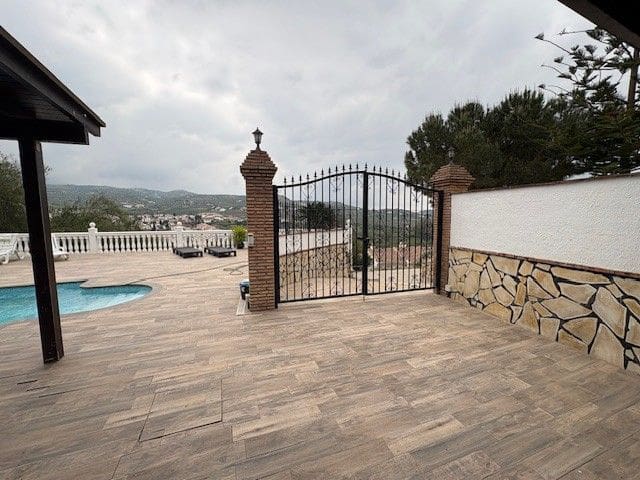 3 quarto Casa em Banda para venda em Vinuela com piscina garagem - 440 000 € (Ref: 9871946)