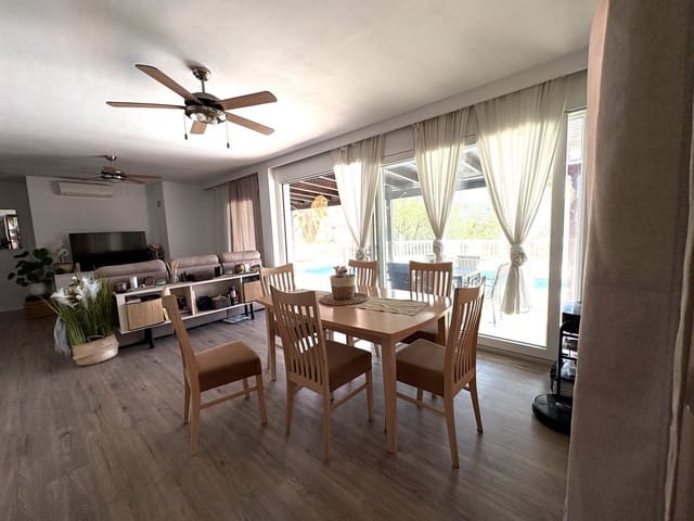 3 quarto Casa em Banda para venda em Viñuela com piscina garagem - 440 000 € (Ref: 9871946)