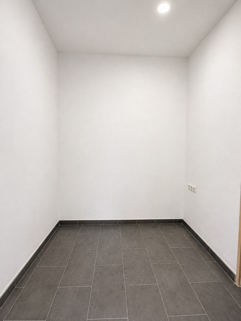 Kommersiell til leie i Malaga by - € 600 (Ref: 9993731)