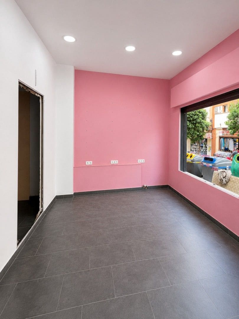 Kommersiell til leie i Malaga by - € 600 (Ref: 9993731)