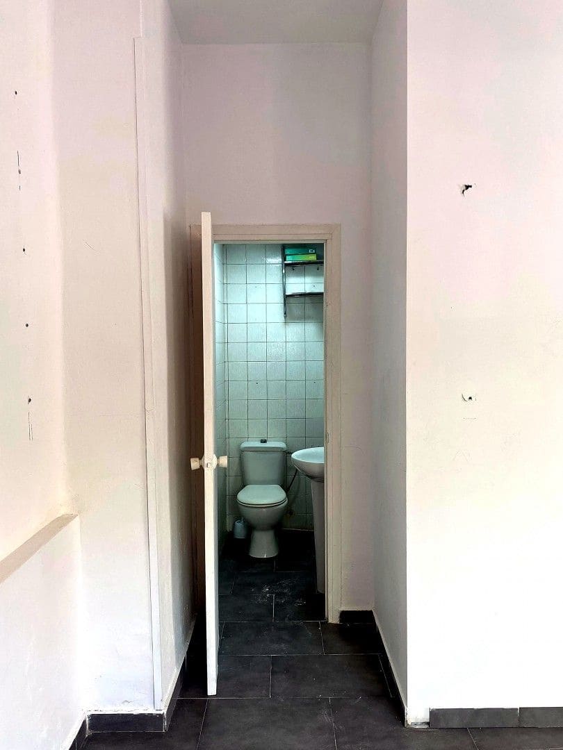 Kommersiell til leie i Malaga by - € 600 (Ref: 9993731)