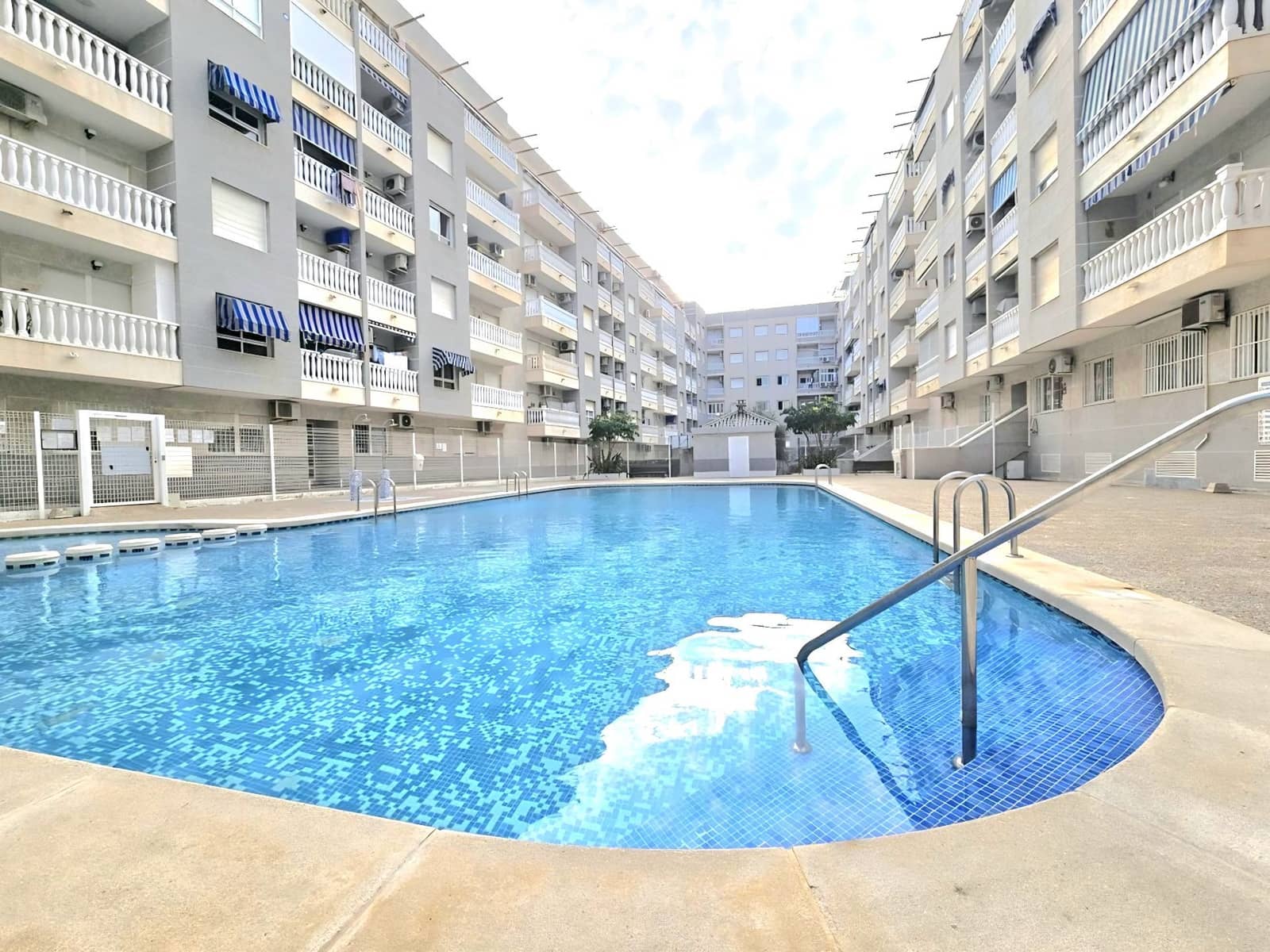 1 quarto Apartamento para venda em Torrevieja com piscina garagem - 132 000 € (Ref: 10004418)