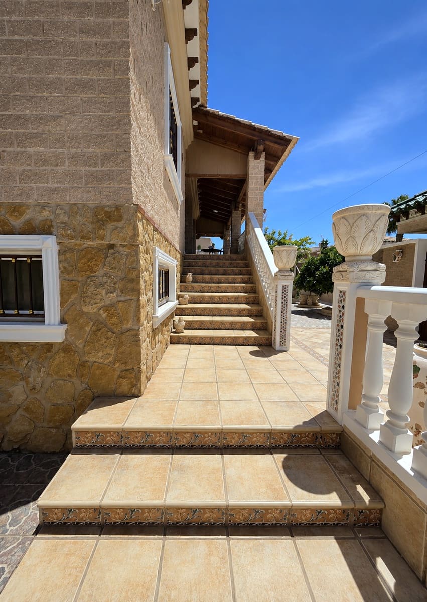 7 soveværelse Villa til salg i Torrevieja med swimmingpool garage - € 2.990.000 (Ref: 10004420)