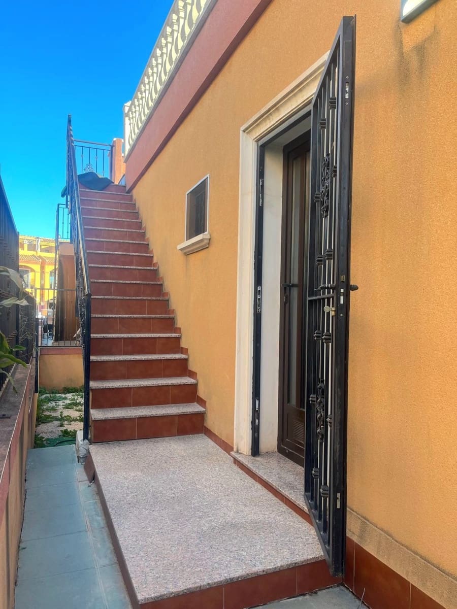2 soverom Villa til salgs i Torrevieja med svømmebasseng garasje - € 221 000 (Ref: 10005037)
