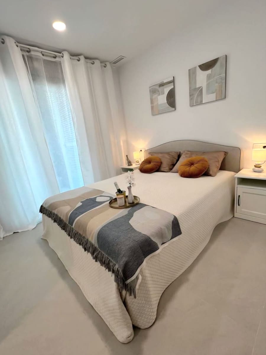 Apartamento de 2 habitaciones en Torrevieja en venta con piscina garaje - 355.000 € (Ref: 10005040)
