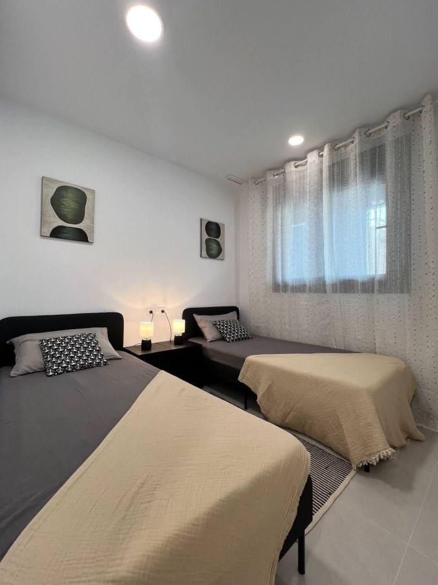 Apartamento de 2 habitaciones en Torrevieja en venta con piscina garaje - 355.000 € (Ref: 10005040)
