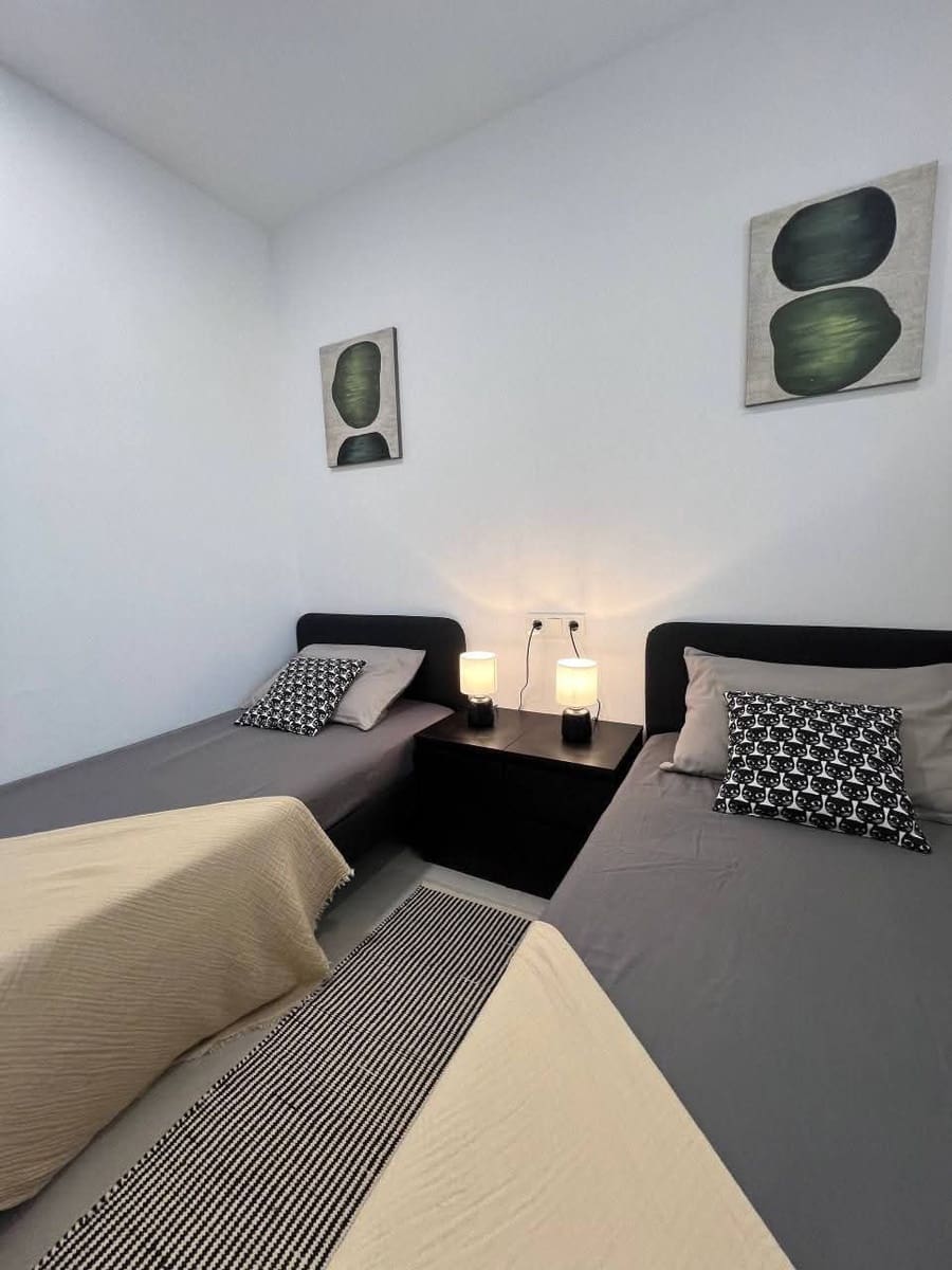 Apartamento de 2 habitaciones en Torrevieja en venta con piscina garaje - 355.000 € (Ref: 10005040)