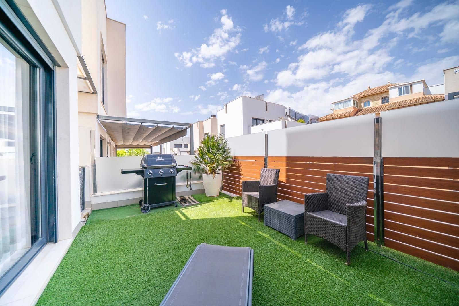 5 slaapkamer Villa te koop in Torrevieja met zwembad garage - € 558.900 (Ref: 10005052)