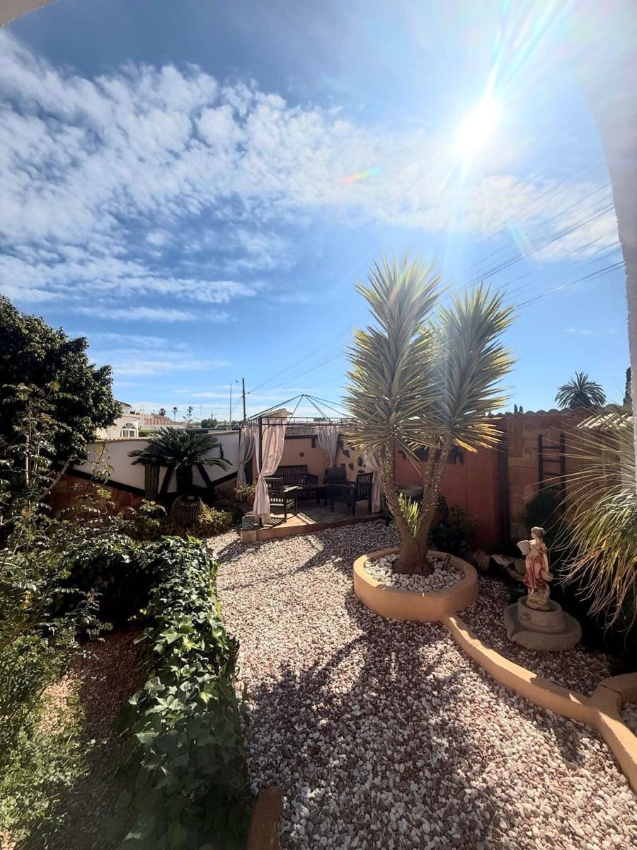 3 soveværelse Villa til salg i Torrevieja med swimmingpool garage - € 320.000 (Ref: 10005054)