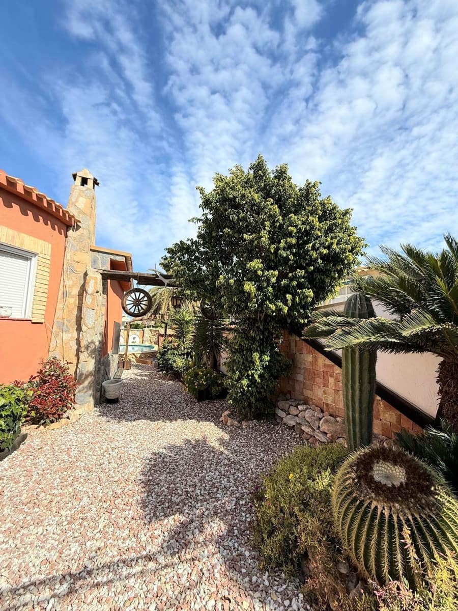 3 soveværelse Villa til salg i Torrevieja med swimmingpool garage - € 320.000 (Ref: 10005054)
