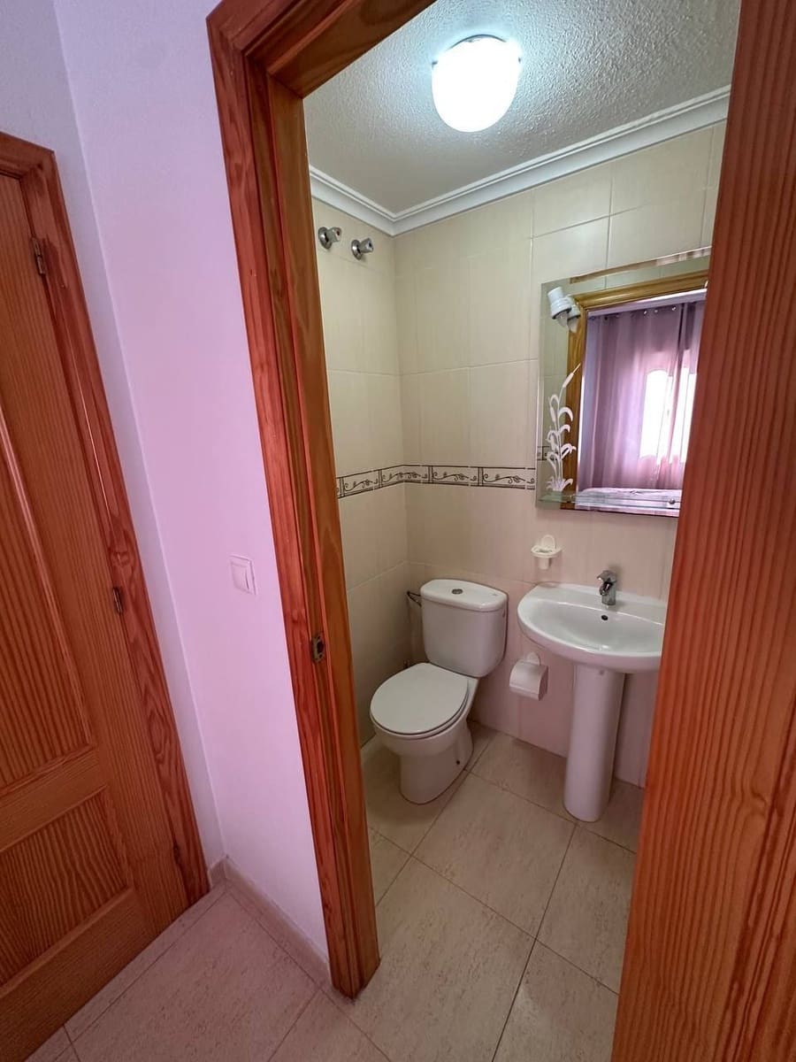 Apartamento de 2 habitaciones en Torrevieja en venta con piscina - 126.000 € (Ref: 10005056)