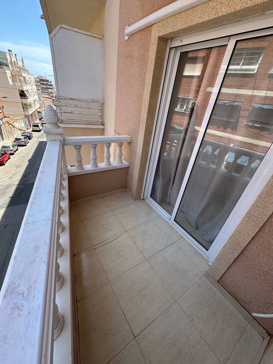 Apartamento de 2 habitaciones en Torrevieja en venta con piscina - 126.000 € (Ref: 10005056)