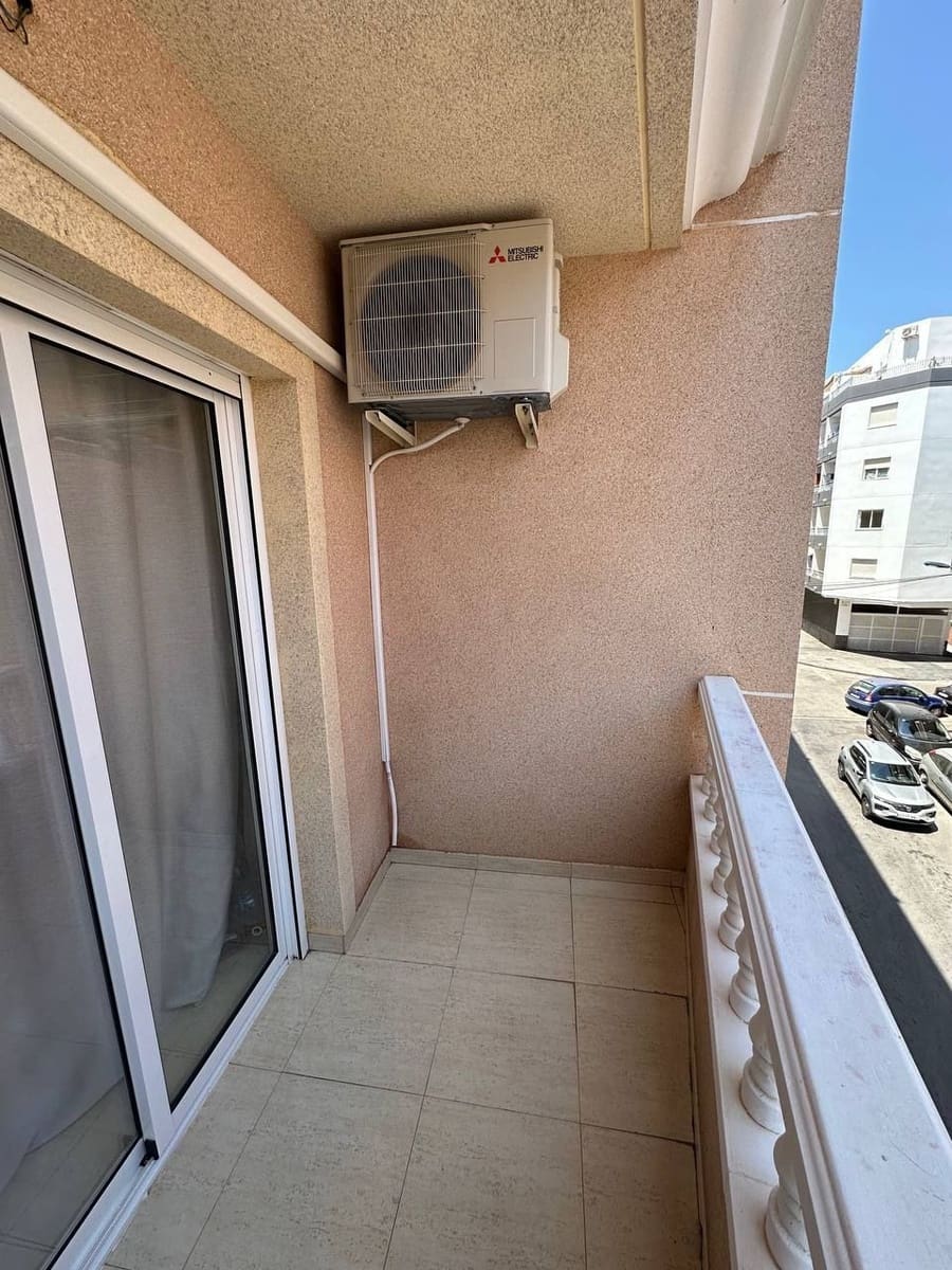 Apartamento de 2 habitaciones en Torrevieja en venta con piscina - 126.000 € (Ref: 10005056)