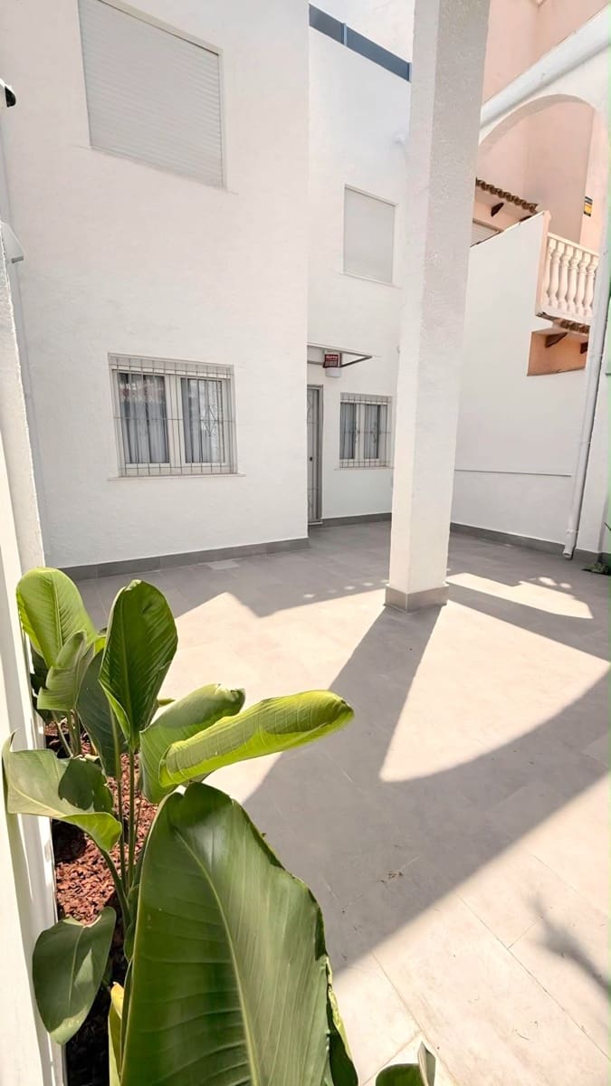 Pareado de 3 habitaciones en Torrevieja en venta con piscina - 259.000 € (Ref: 10005057)