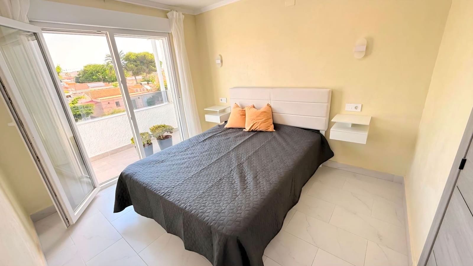 Pareado de 3 habitaciones en Torrevieja en venta con piscina - 259.000 € (Ref: 10005057)