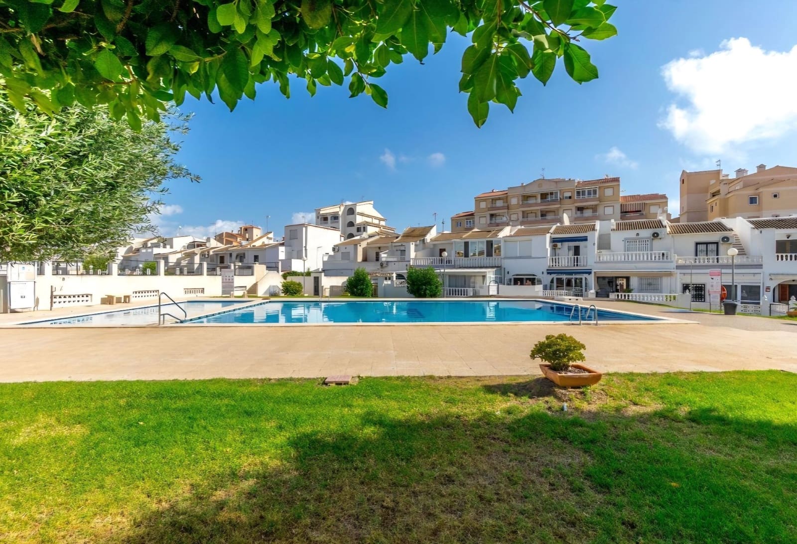 Pareado de 3 habitaciones en Torrevieja en venta con piscina - 259.000 € (Ref: 10005057)