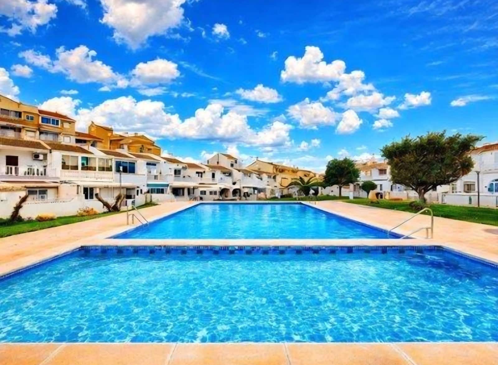 Pareado de 3 habitaciones en Torrevieja en venta con piscina - 259.000 € (Ref: 10005057)