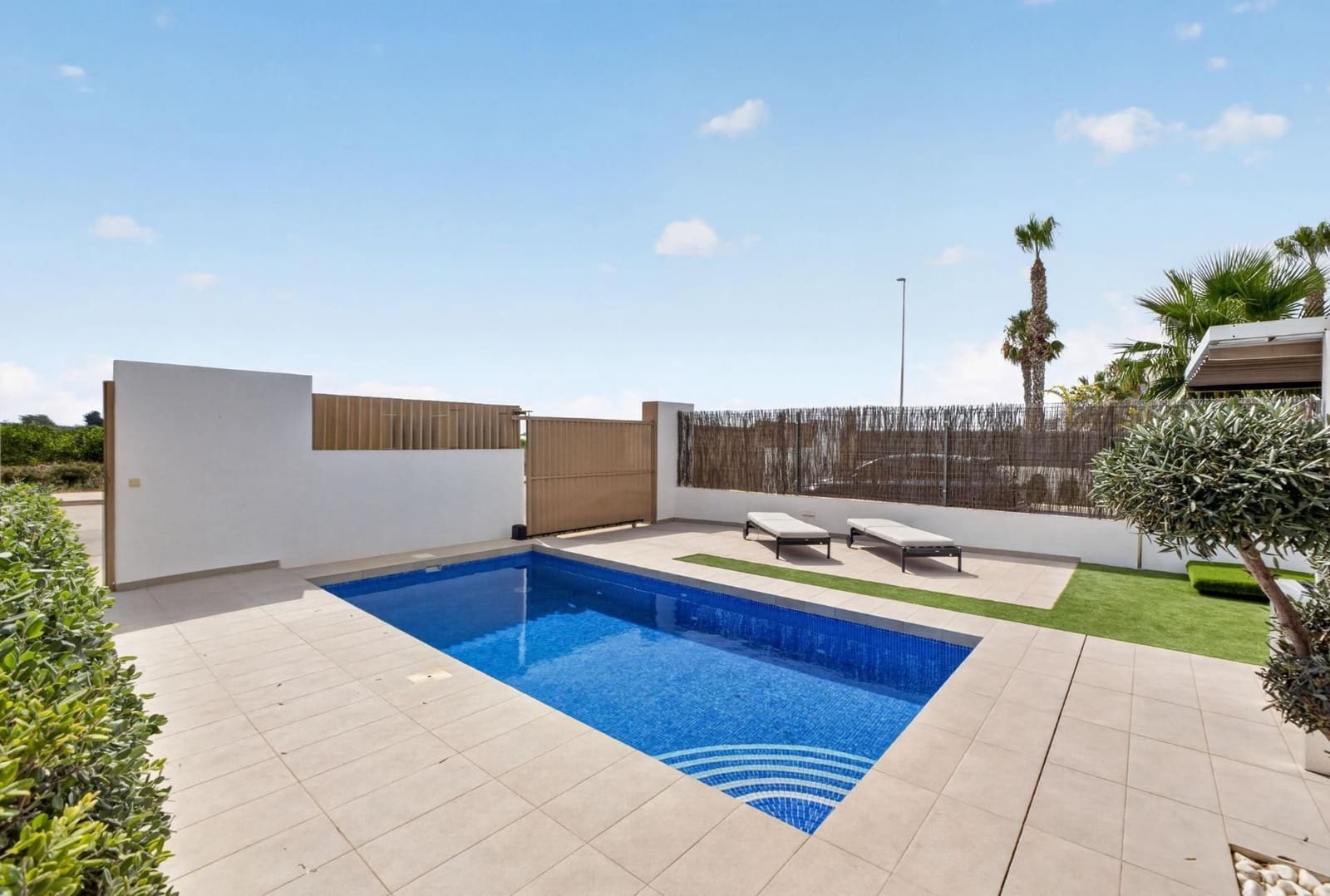 Chalet de 3 habitaciones en Guardamar del Segura en venta con piscina garaje - 445.000 € (Ref: 10005063)