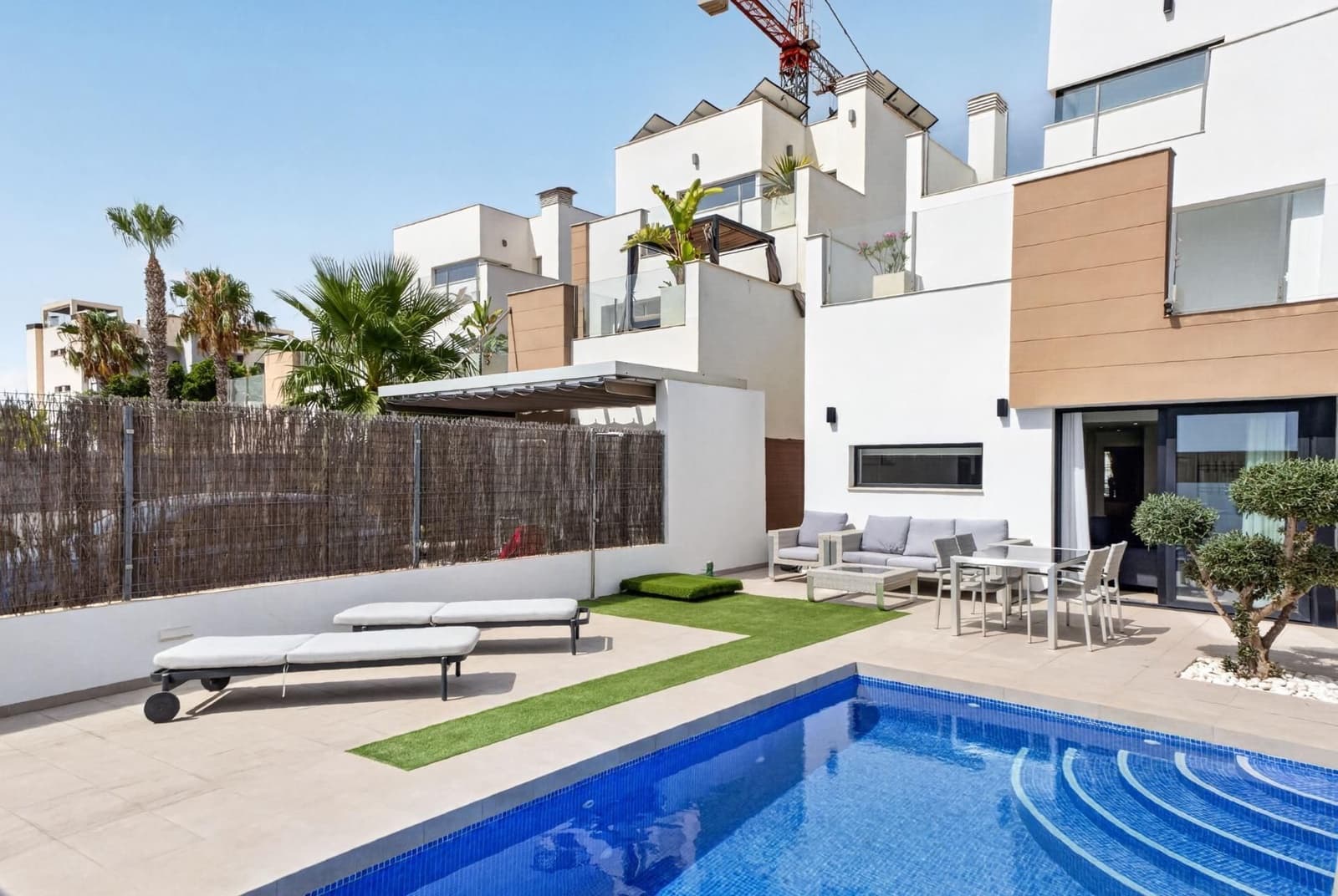 Chalet de 3 habitaciones en Guardamar del Segura en venta con piscina garaje - 445.000 € (Ref: 10005063)