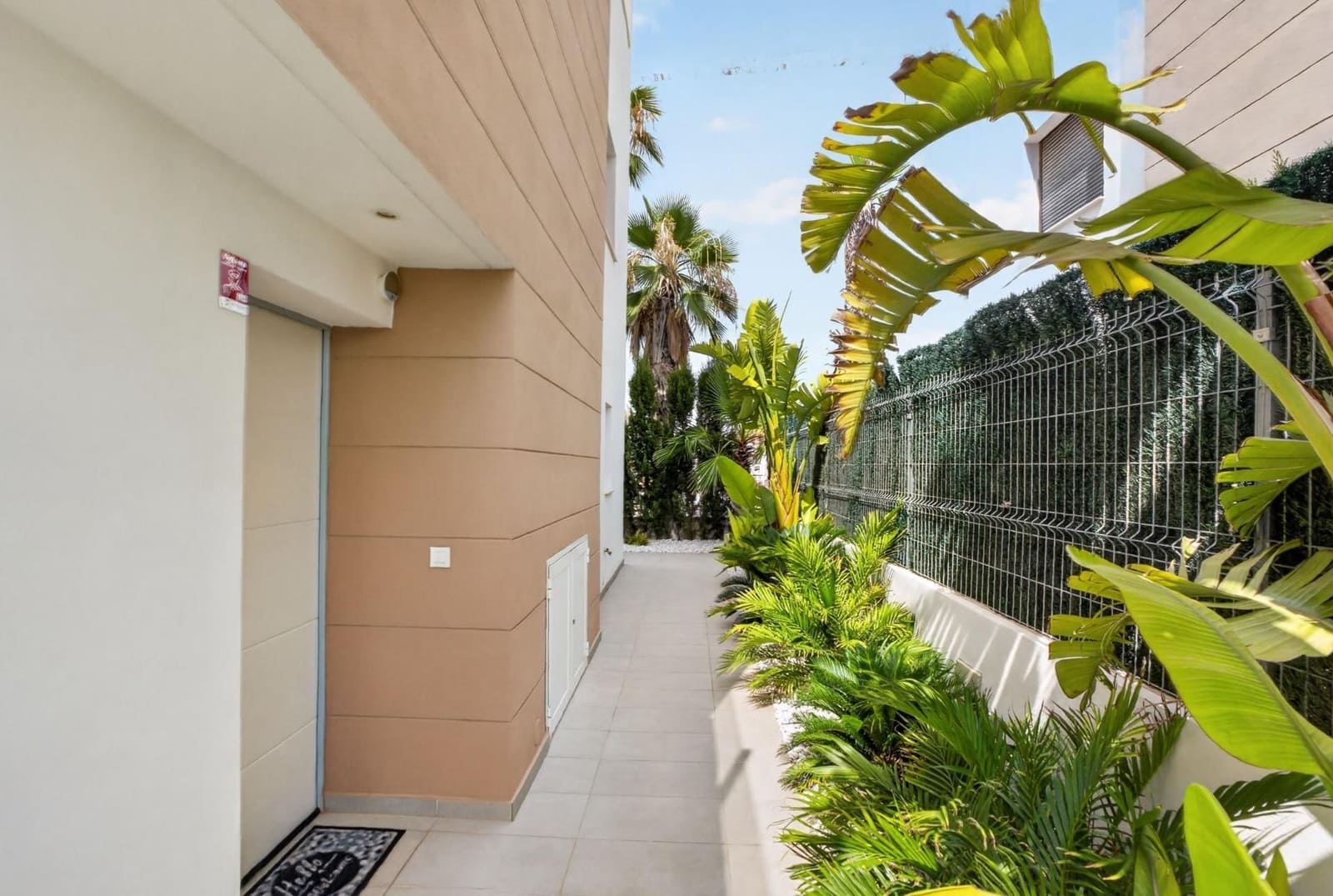 Chalet de 3 habitaciones en Guardamar del Segura en venta con piscina garaje - 445.000 € (Ref: 10005063)
