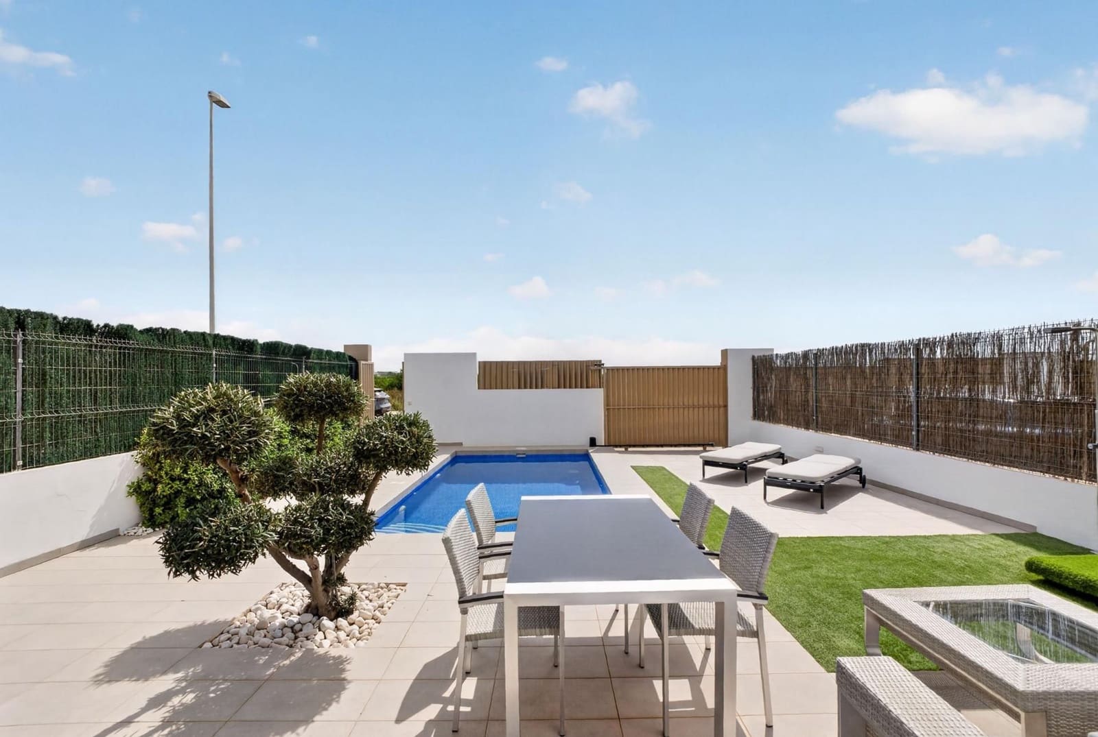 Chalet de 3 habitaciones en Guardamar del Segura en venta con piscina garaje - 445.000 € (Ref: 10005063)