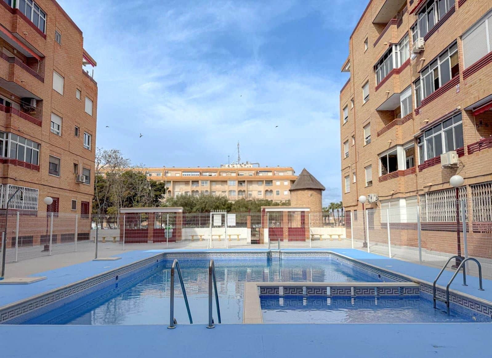 1 sovrum Lägenhet till salu i Torrevieja med pool - 89 900 € (Ref: 10005074)