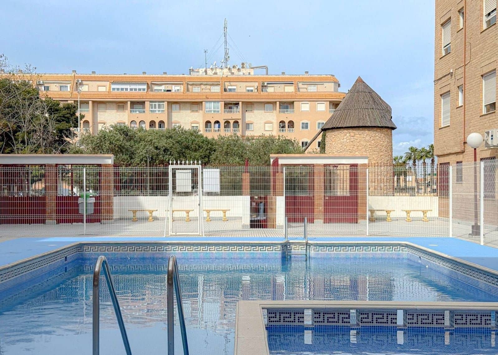 1 sovrum Lägenhet till salu i Torrevieja med pool - 89 900 € (Ref: 10005074)