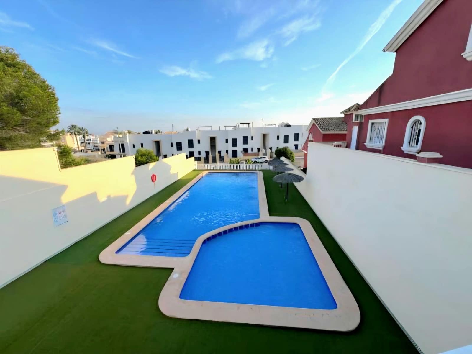 3 soveværelse Semi-Rækkehus til salg i Orihuela Costa med swimmingpool garage - € 285.000 (Ref: 10005077)