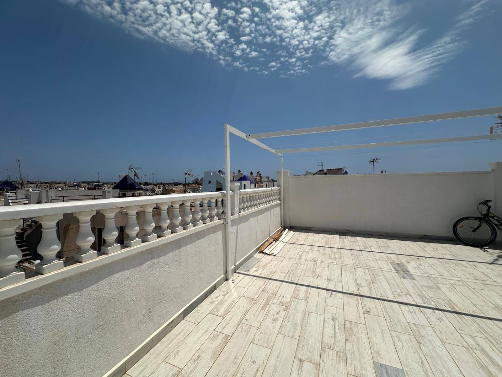 Pareado de 3 habitaciones en Torrevieja en venta con piscina - 215.000 € (Ref: 10005095)