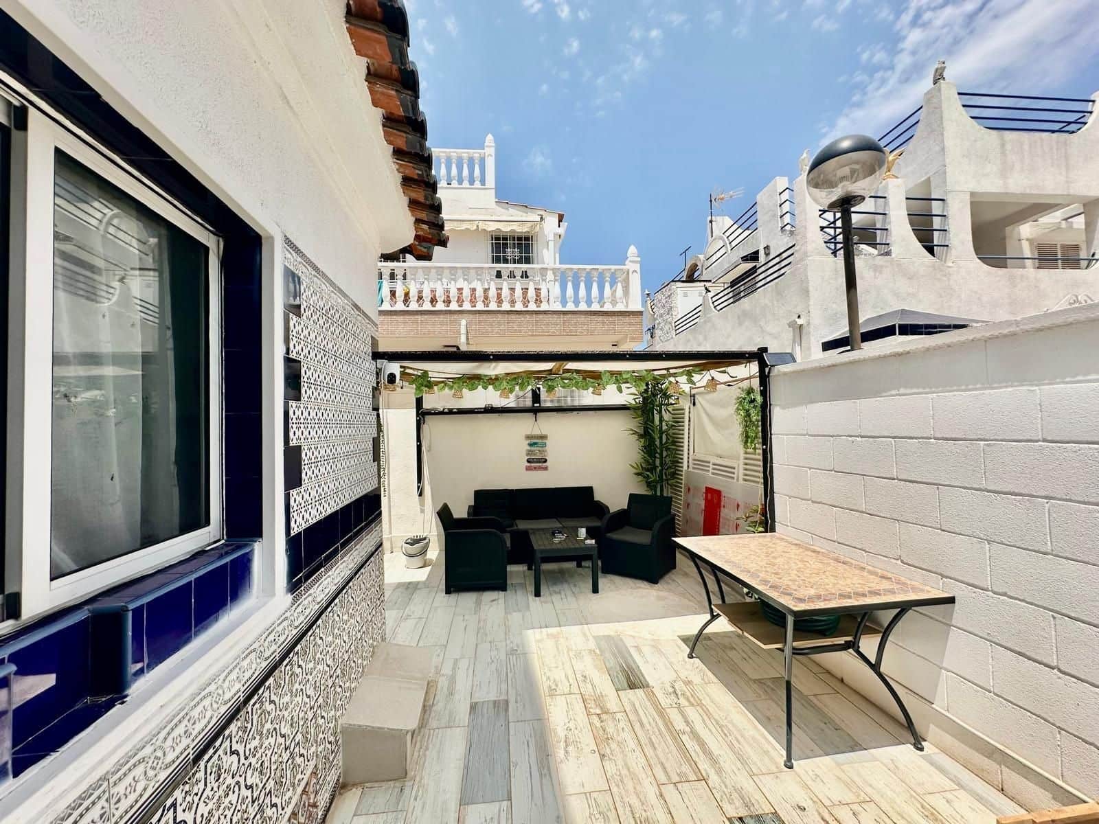 Pareado de 3 habitaciones en Torrevieja en venta con piscina - 215.000 € (Ref: 10005095)
