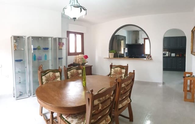 6 slaapkamer Villa te koop in Blue Lagoon met zwembad garage - € 450.000 (Ref: 10005107)