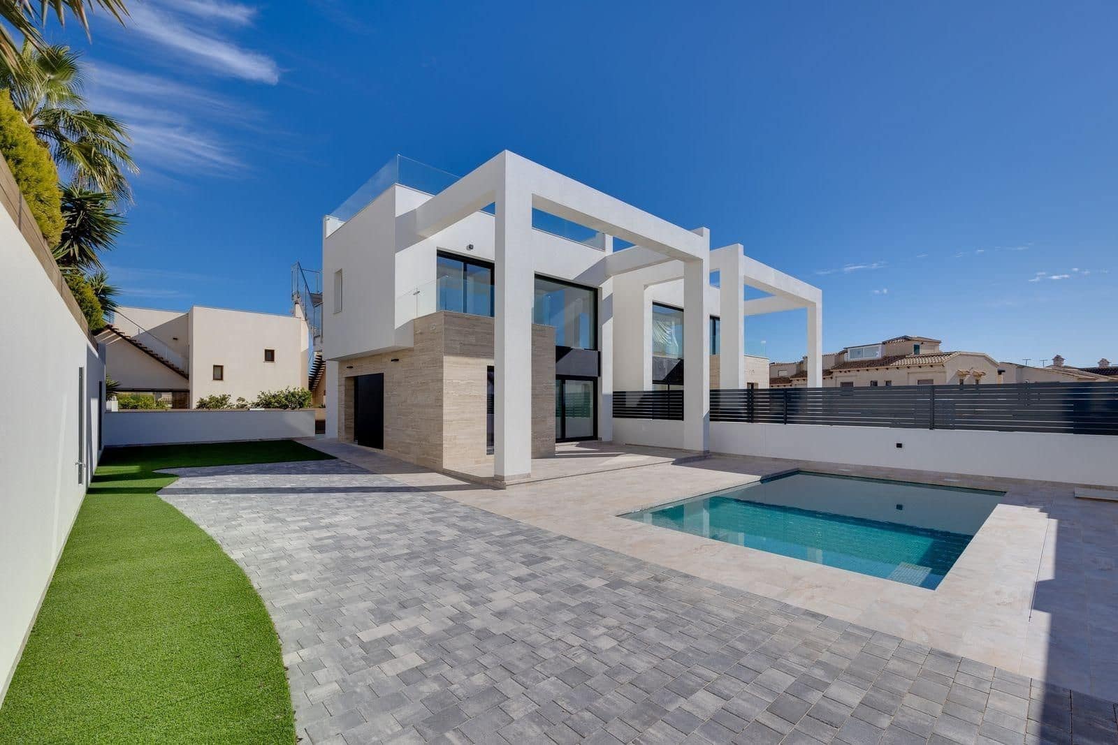 4 slaapkamer Villa te koop in Torrevieja met zwembad garage - € 750.000 (Ref: 10005109)